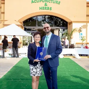 Dr. Zen and Mayor of Bakersfield city.Grand Opening. November 2018.
