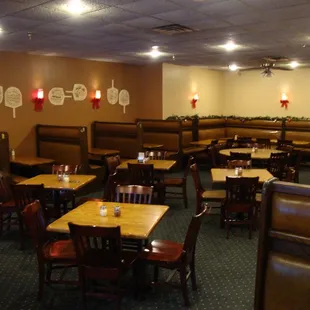 South restaurant seating, view from the bar entryway.