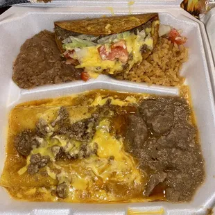 Plato de Leon...enchiladas w carne guisada...