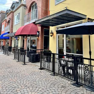 Adams Bench is surrounded by other walkable tasting rooms in Woodin Creek and District Flats--a perfect afternoon with someone you love