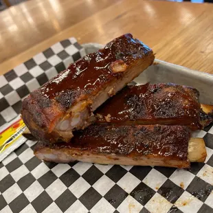 a tray of ribs