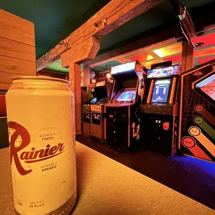 ows a can of rainier beer sitting on a table