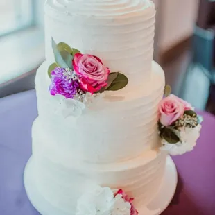 Wedding Cake (photo courtesy of https://www.heidilee-photography.com)