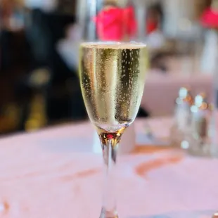 LOVE! Red Roses, bubbly Champagne &amp; white tablecloths :)
