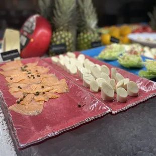 Slices de Salmão é uma mesa repleta de frutas legumes e verduras frescas