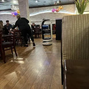 The cool machine this brinks out the hot plates with the server