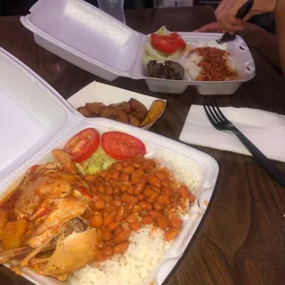 Pollo Guisado, Habichuelas y Ensalada