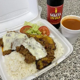 Canoa de Amarillo Relleno de Carne Molida y Queso, y Ensalada