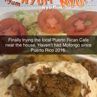 Mofongo de Amarillo Relleno de Carne Molida y Queso, y Ensalada