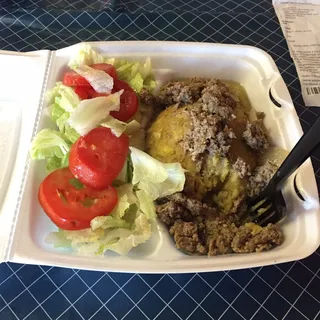 Beef Tec Encebollado con Arroz, Habichuel y Ensalada