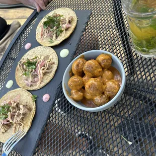 Papas cambrai y tacos de carnitas