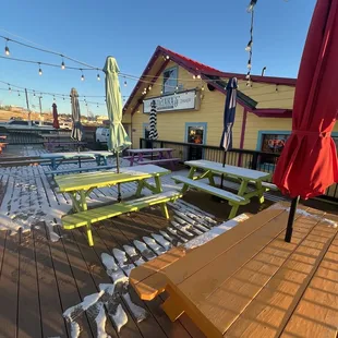 Beautiful patio for summer dining. Extremely clean on the inside.