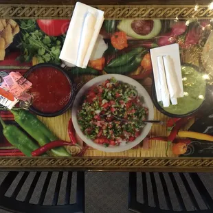 Interesting tabletop artwork at every table.