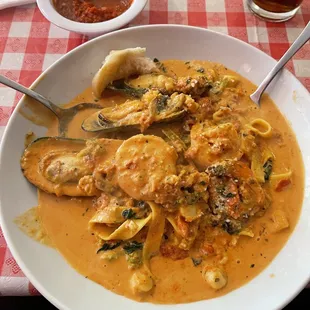 Hugo's Favorite -Sautéed shrimp, calamari, broccoli, bell peppers, mushrooms cooked in brandy Alma sauce served over fettuccine pasta