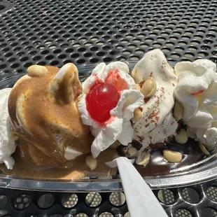 Peanut butter and hot fudge sundae