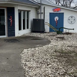 Entrance about a mile from the interstate