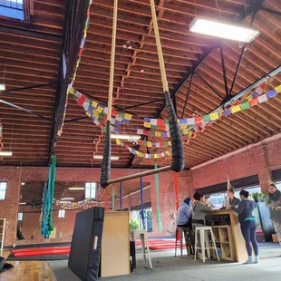 Trapeze fundamentals class