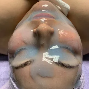 Hyaluronic acid hydrojelly mask to help boost and lock in moisture.