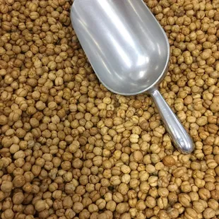 a scoop of dried chickpeas