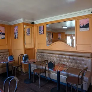 Great atmosphere! Classic Nob Hill style that has been elegantly restored but also feels casual and comfortable.