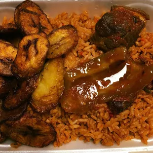 Jollof rice with meat &amp; plantains