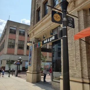 the outside of a restaurant