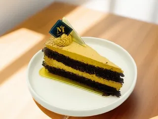 La Luna Tea and Dessert Bar