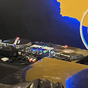DJ