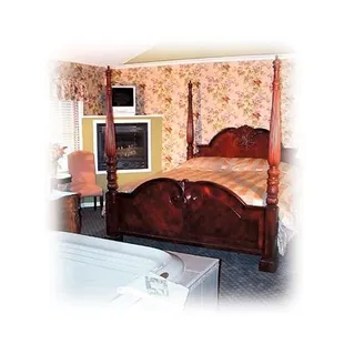 Room 4 - King Bed, Waterfall Jalcuzzi - Fireplace &amp; Walkout Balcony