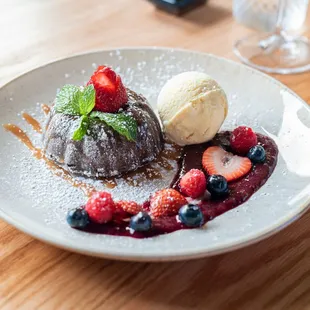 Lava Cake
Ice Cream (chef s choice), strawberries
and caramel sauce