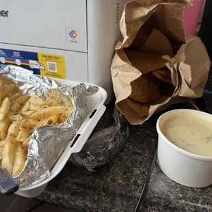 Chips Tortilla Chips &amp; Queso French Fries et Trois w/ queso