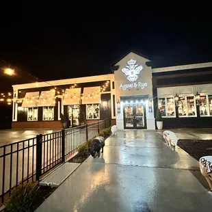the outside of a restaurant at night