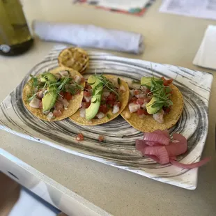Pescado tostadas ($20)