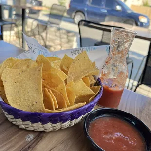 nachos and salsa
