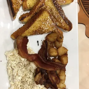 a plate of breakfast food