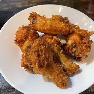 Fried Chicken Wings With White Sauce on It