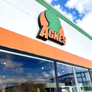 the outside of the restaurant