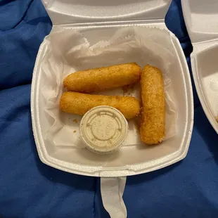 Estás son las SUPUESTAS FRITURAS DE YUCA ES HARINA PURA NO TIENE YUCA POR NINGÚN LUGAR HORRIBLE EL SABOR