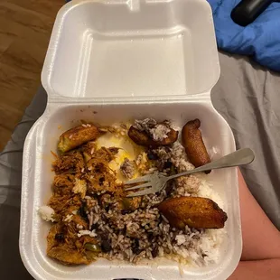 Arroz blanco frijoles negros y ropa vieja es comible pero las cantidades son pobres
