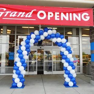 Make your grand opening more catching to your customers! We do customized arches: you pick the colors and the size