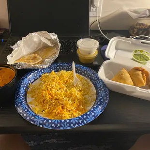 Chicken Tikka Masala, rice, Samosa (3 Pcs).