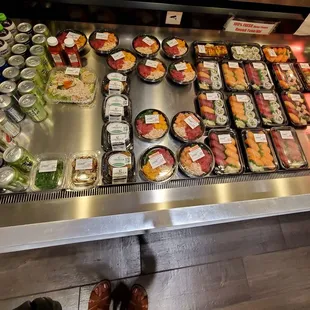 Fridge: beverages, pre-made poke bowls, sushi, sides, salads, desserts.