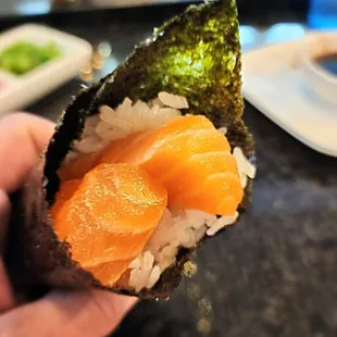 salmon hand roll