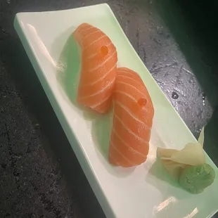 Salmon nigiri