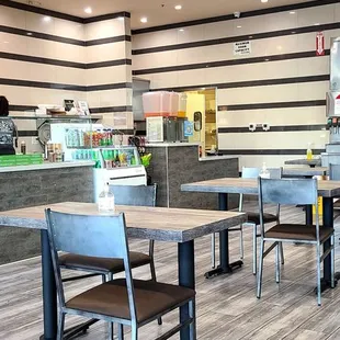 the interior of a fast food restaurant