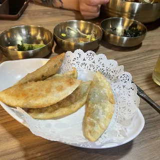 Korean fried Dumplings Filled with Vegetable, Beef or Kimchi 8pcs