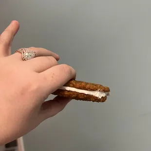 Vegan oatmeal cream pie