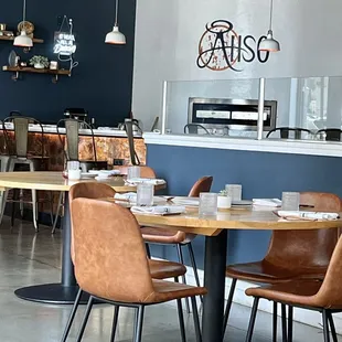 Beautiful decor!! The bar is GORGEOUS!!