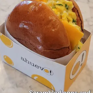 Ahuevo
$9.99
cage-free soft scrambled eggs and chopped chives, cheddar cheese, caramelized onions and sriracha mayo in a warm brioche bun