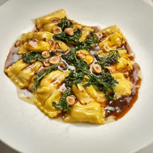 Epaulettes
veal breast &amp; reblochon ravioli, butter, hazelnut, black truffle